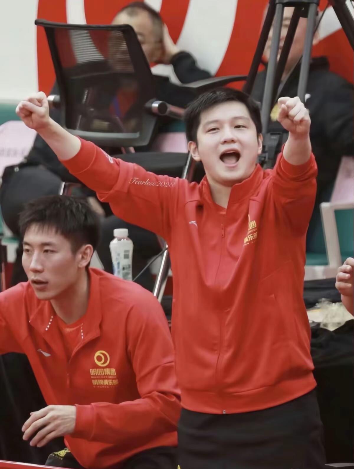 樊振东｜乒坛暴力美学天花板，每一帧都帅到窒息 