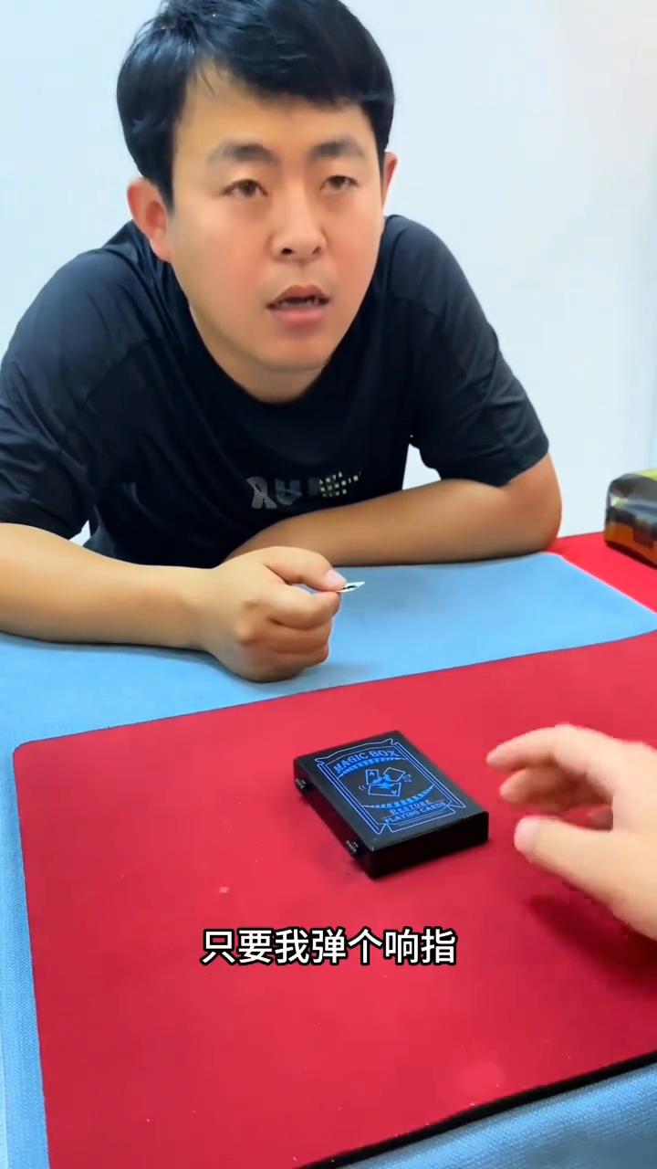 撕碎还原，教你一招。
这有一张扑克牌，把它从这个位置撕碎，再撕一下，碎了。把撕碎