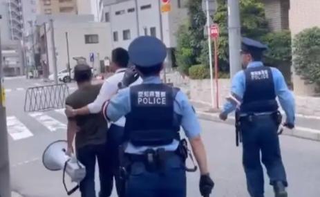 一名日本自卫队人员于2026年3月24日上午翻墙强行闯入中国驻日本大使馆，威胁要