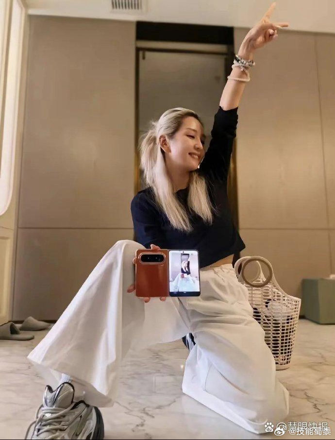 何洁复出后真是变化挺大了，瘦了至少30斤、年轻得像二十出头，打扮的也越来越洋气了