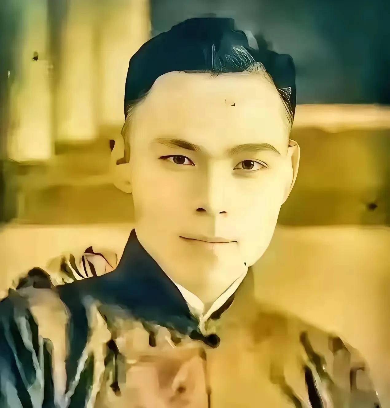 1939年上海擂台，魏庆春被武士刀捅穿胸膛。他没倒下，反而顶着刀锋往前走。台下七