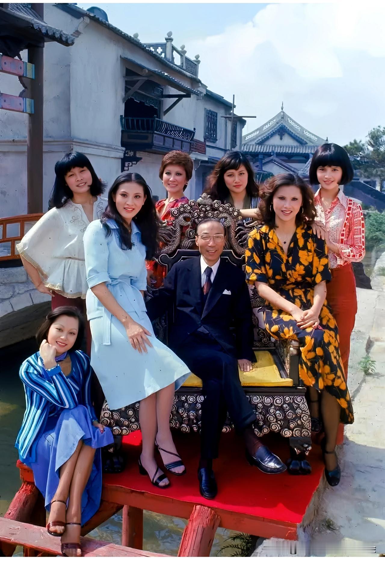 这是一九七六年邵逸夫与邵氏旗下的七位美女员工在片场留下的一张合影老照片，彼时邵逸