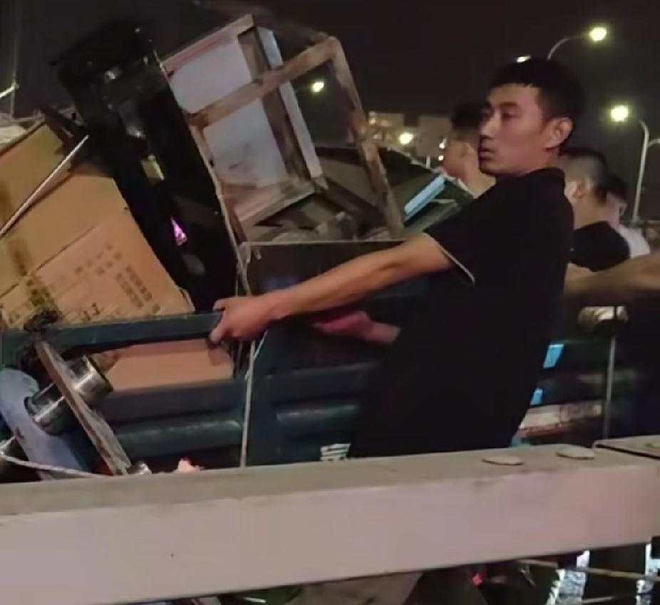一辆电动三轮车悬空挂在大桥的护栏上，看见三轮车后面的一幕，让人直呼感动了。

安