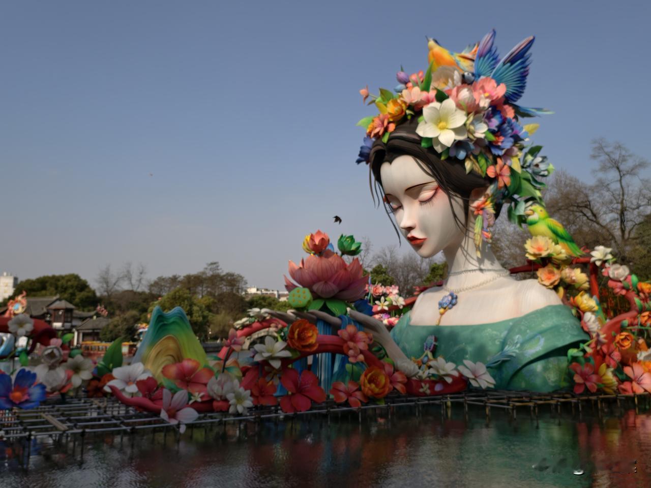 白天的秦淮灯会已令人陶醉，晚上当宛若仙境，美轮美奂的白鹭洲公园。