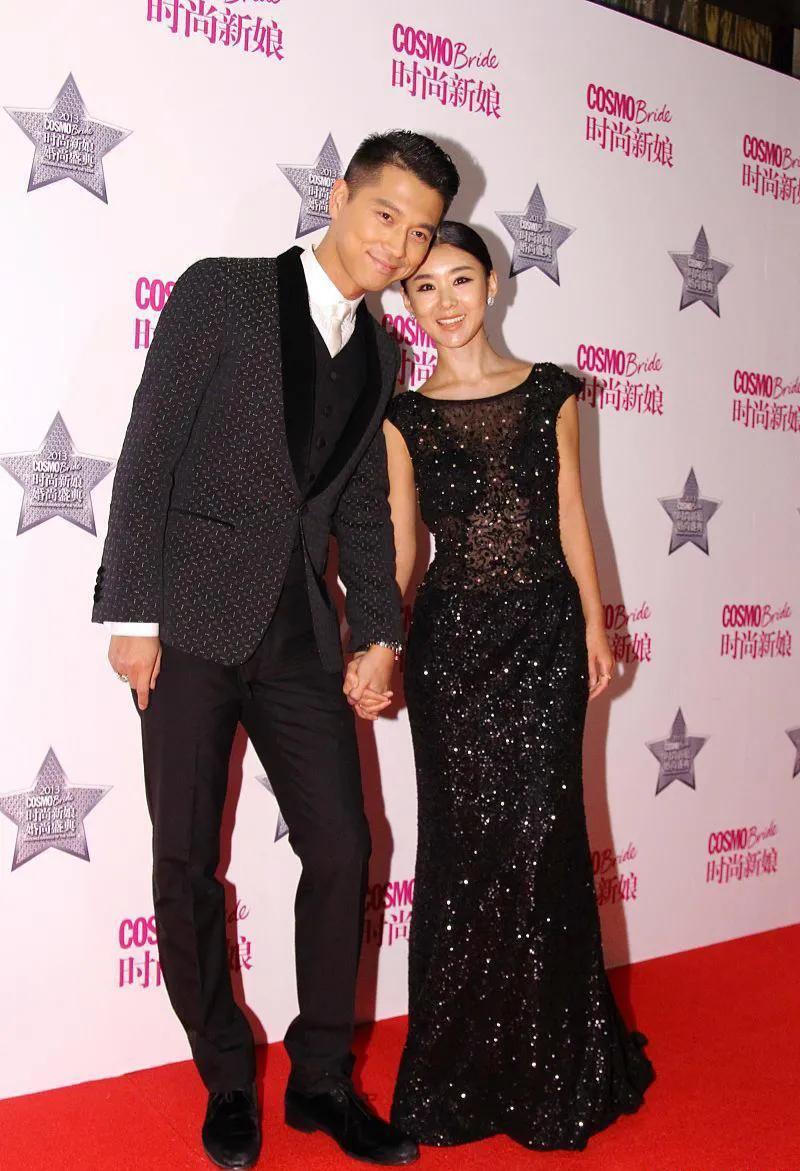 最喜欢的一对夫妻，李小萌夫妇罕见合体，她穿半透亮片裙性感迷人，与老公王雷配一脸，