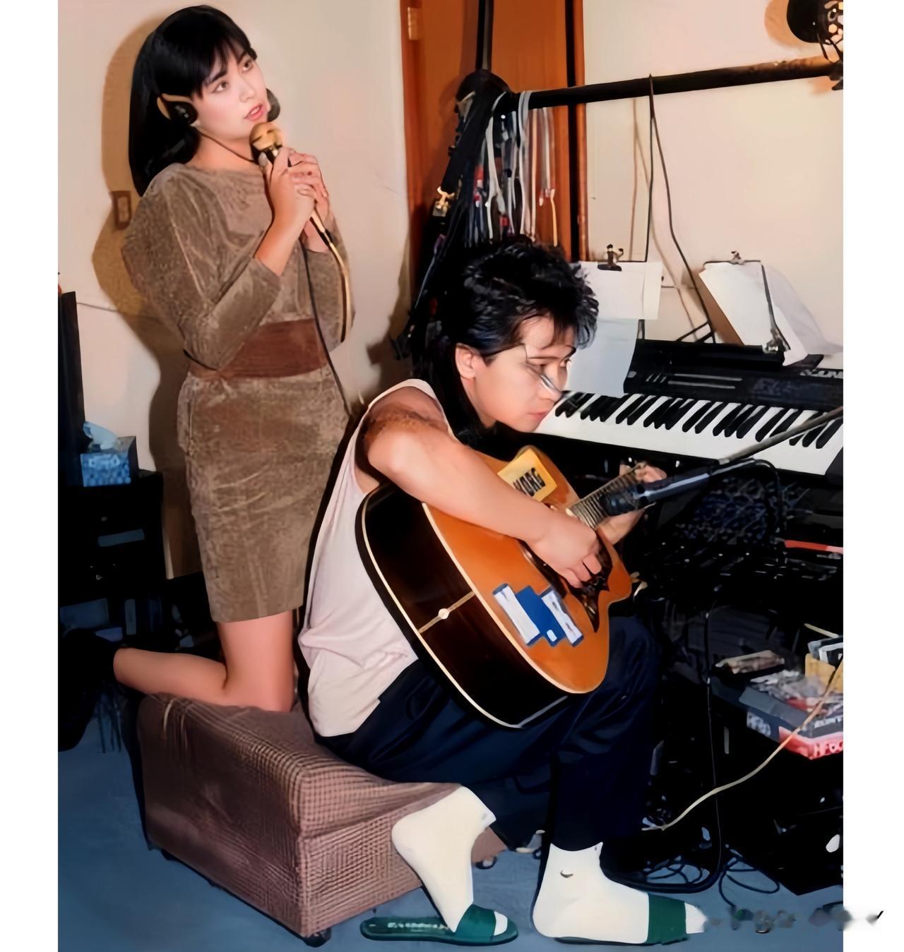 这是1990年初齐秦与王祖贤在录音棚的一张老照片，当时齐秦30岁，王祖贤23岁，
