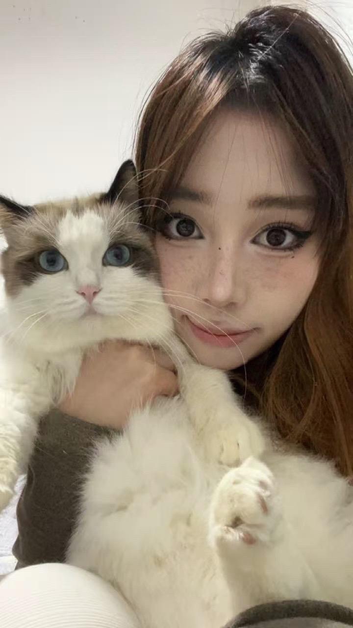 1.她的亲近不是讨好，而是此刻我愿意。 2.温柔的拒绝，坦诚的表达她的...