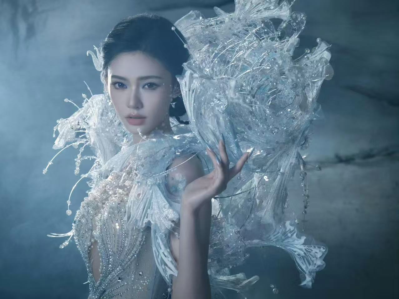三十岁林允状态 三十岁林允状态真的是超棒的，完全感受到了成熟性感的魅力！湿发的造