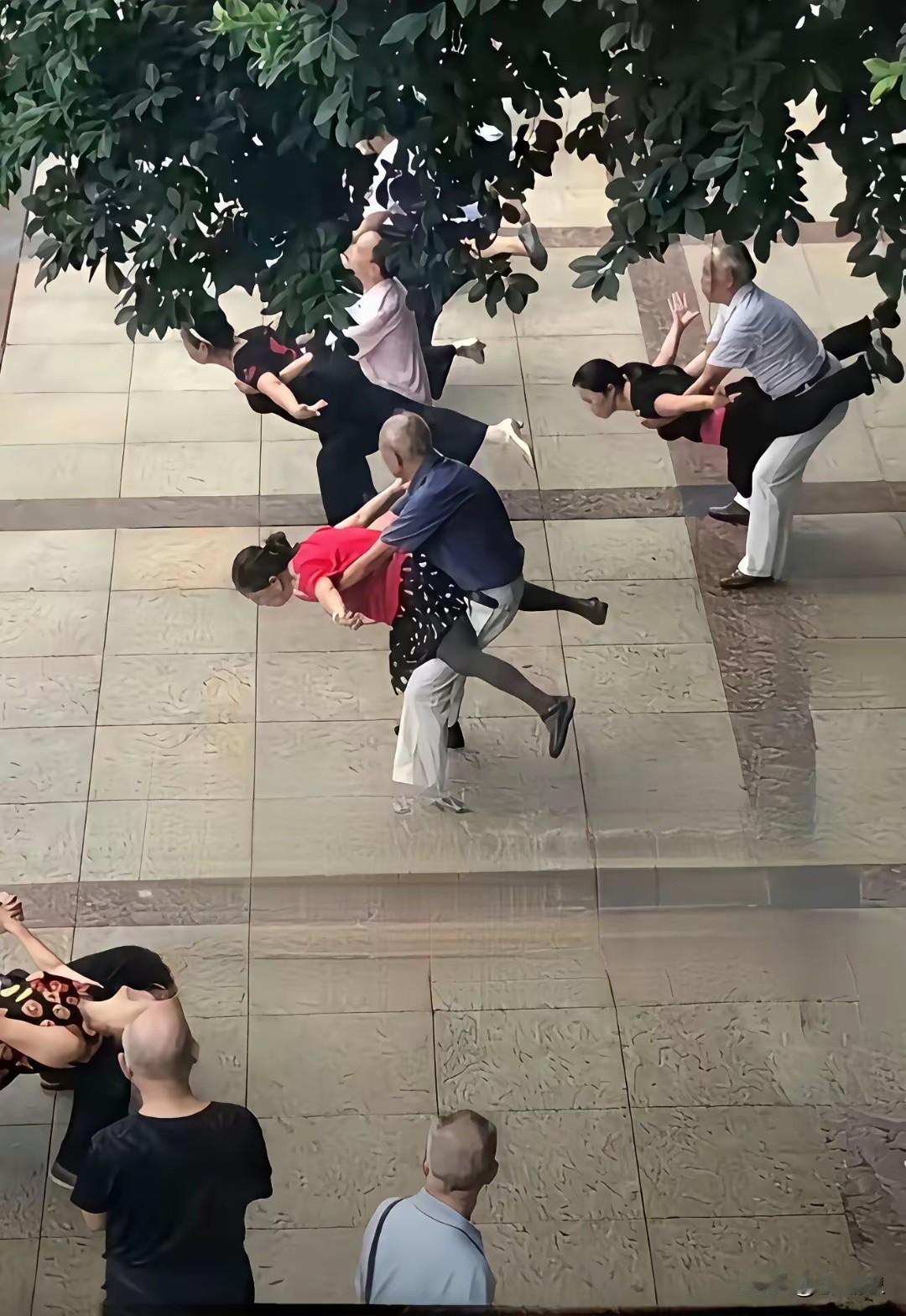 你会发现，过几年广场舞，没人跳了。
广场舞最高光时刻，是2015年开始到疫情后就