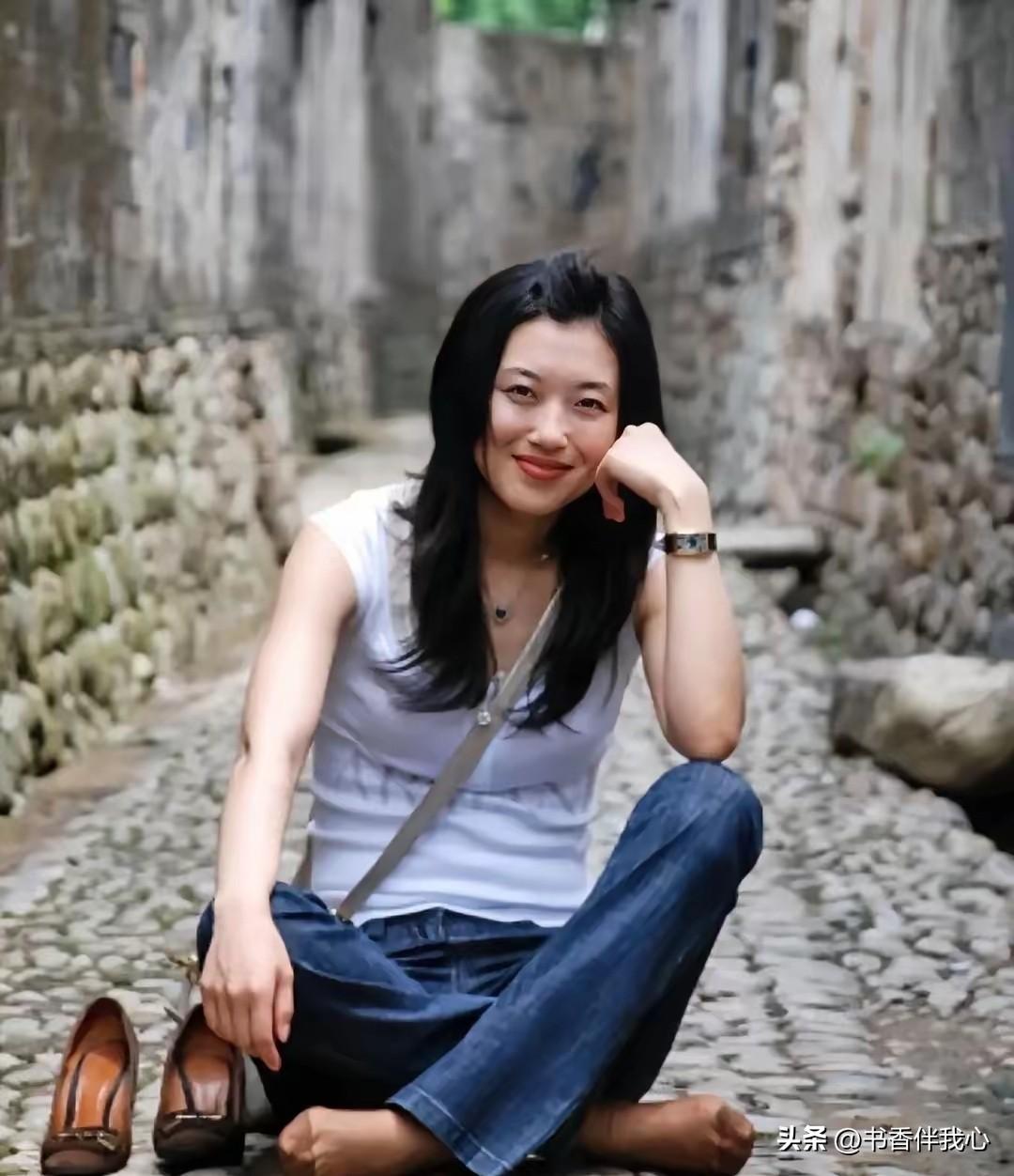 央视主持人李红的素颜照一曝光，真没大家想象中那么惊艳，卸了妆、关掉所有美颜滤镜，