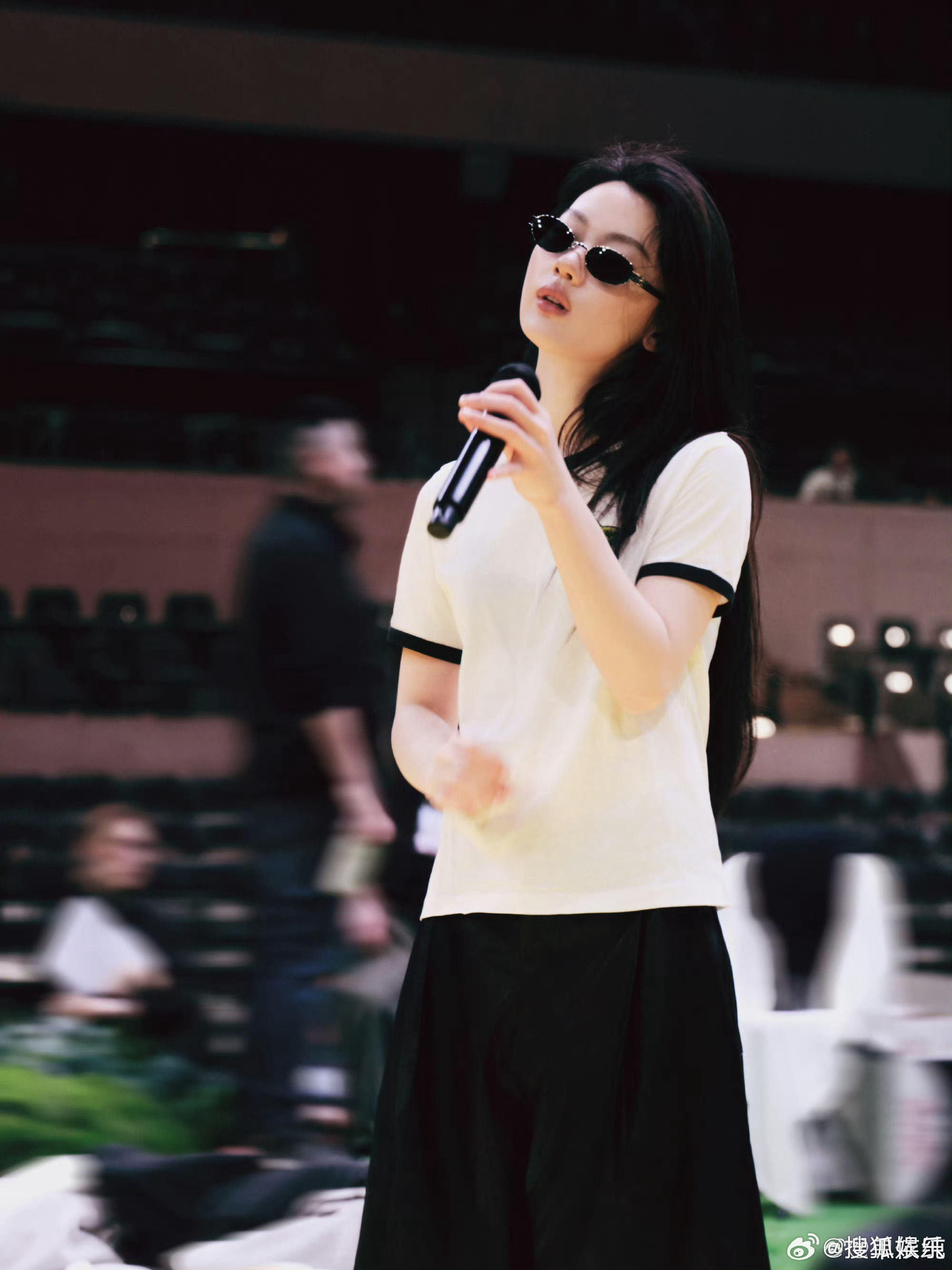 李荣浩 单依纯强行侵权 发长文称单依纯在深圳演唱会翻唱《李白》是强行侵权。 “近