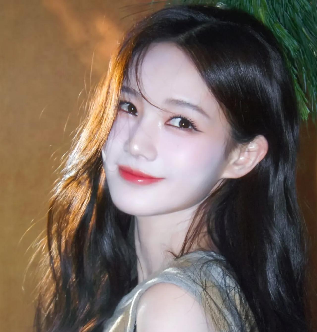 李一桐，她和白鹿的老板都是于正，两人相似度很高。李一桐只是不走流量路线，不代表她