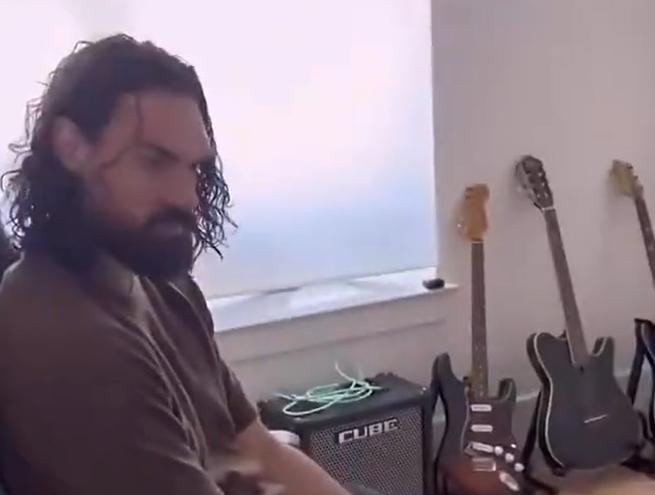 海底宫殿！亚当斯平时只睡睡袋，房间仅有吉他+电脑

吾观其是一个纯粹的人，脱离了