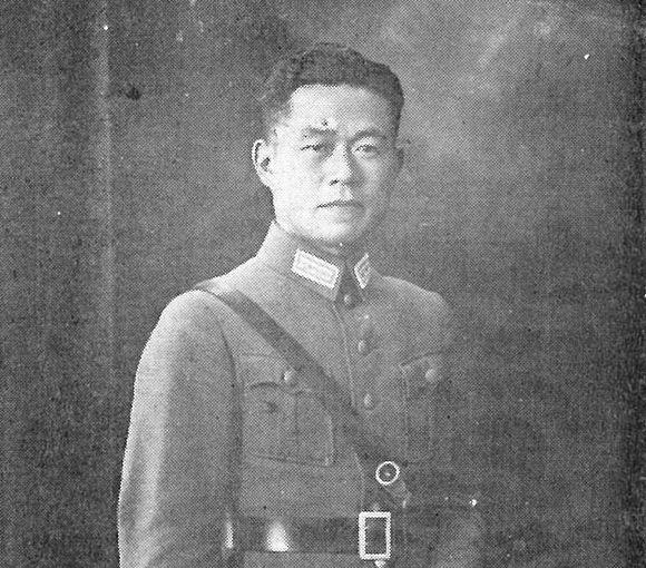 老电影《大决战之淮海战役》里，邱清泉就是个十足的莽夫，长相气质言谈举止皆然，尤叼