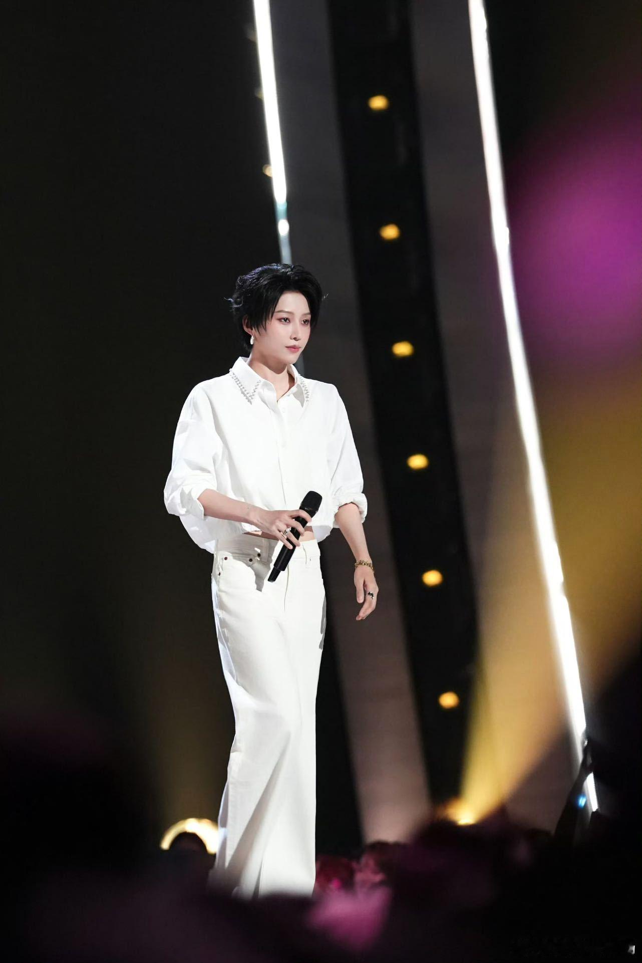 张碧晨给刘雨昕演唱会送花篮 演唱会好友花篮+1！两人之前在节目上的合作舞台就让人
