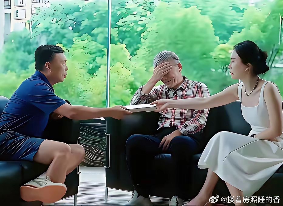 大文学家田贵族赠书，大佬段永平不解风情的拒绝了。旁边那个人怕闹眼睛，以手遮面。 