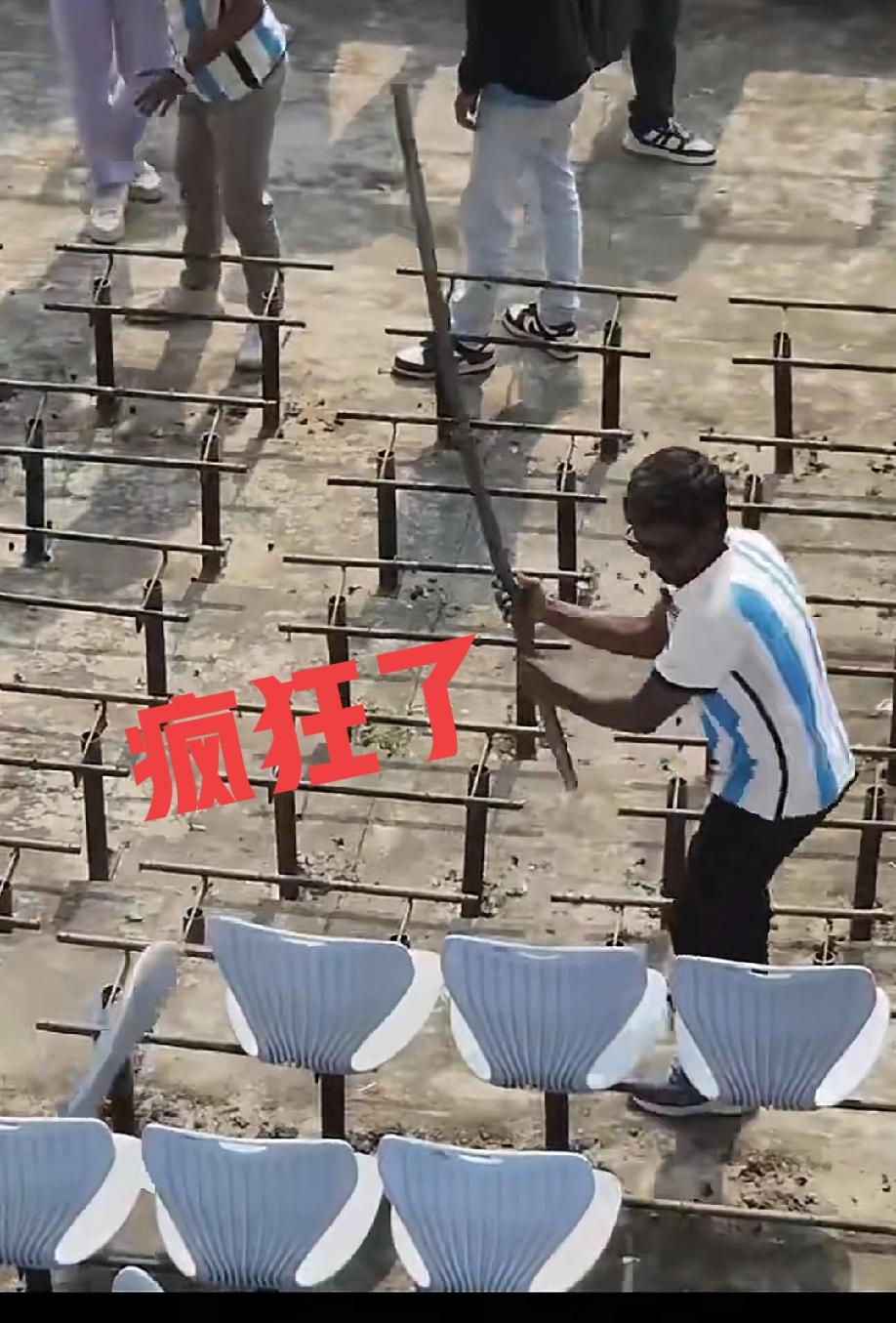 印度，让我咋说你？
梅西去了一趟球场，球迷们非常热情，高喊着梅西，梅西，梅西被保