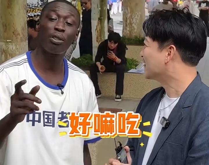 他身上印着四个字，全场中国人笑了。
起初没人知道他是谁。
一身白T，干干净净，胸