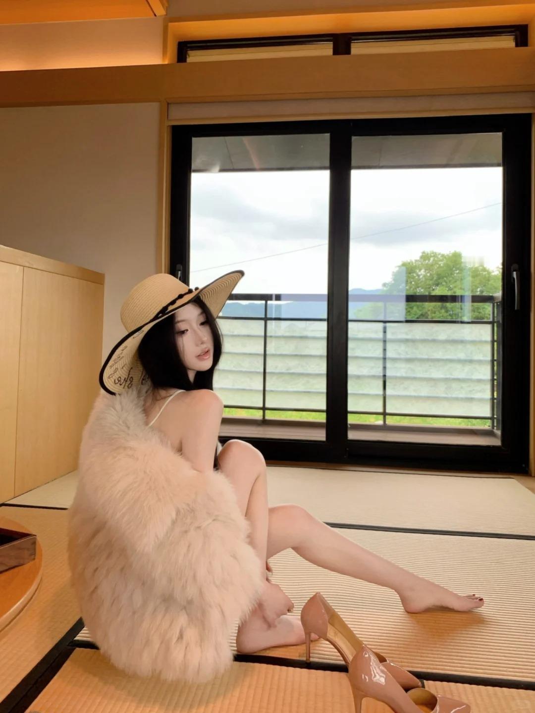 肌肤细腻的精致江南少女，她风姿绰约如宫廷珍品，华贵中藏着灵动。言语时语调婉转，声