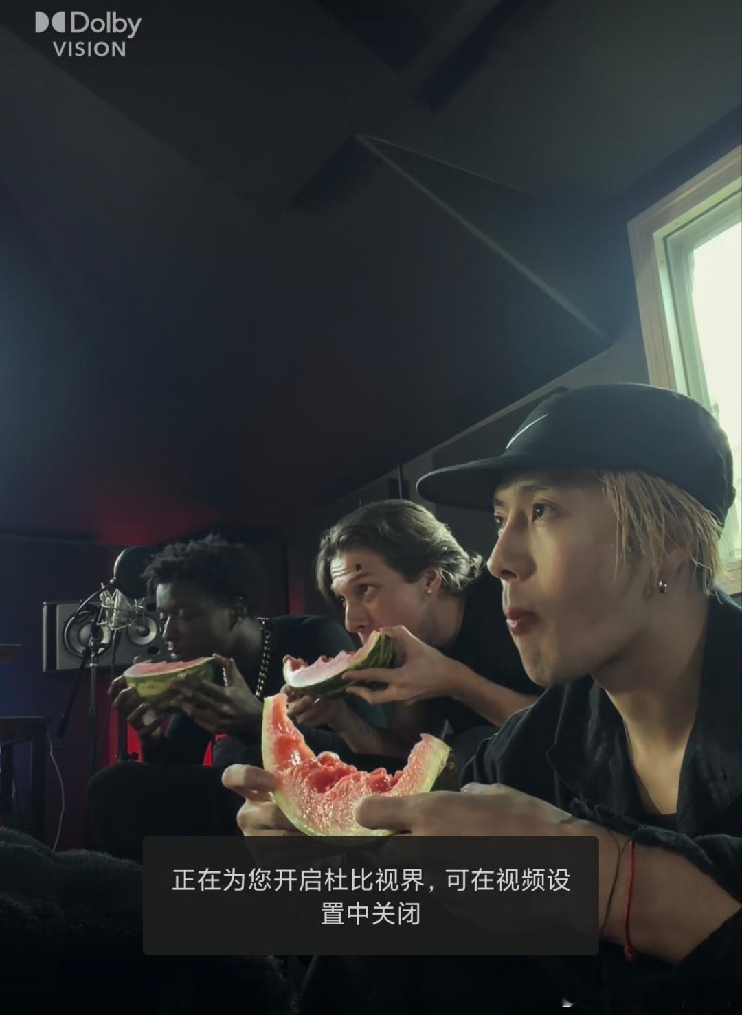 王嘉尔真的太逗了，堪称辟谣小王子，晒出一段视频，津津有味的吃西瓜（在线吃瓜），貌