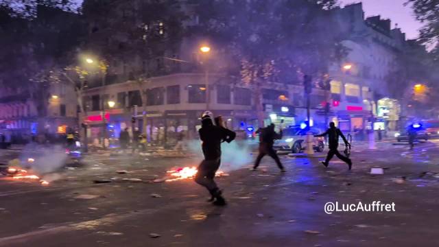 倒反天罡，昨晚巴黎警察像逃犯一样驾驶着警车们冲破路障逃跑，不顾爆胎和车底残骸擦出的火星……