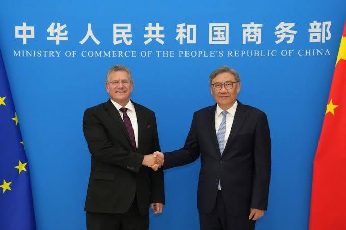 欧洲这下露馅了！
嘴上喊打喊杀，两轮谈完就达成共识！
10月9日，中欧贸易磋商第