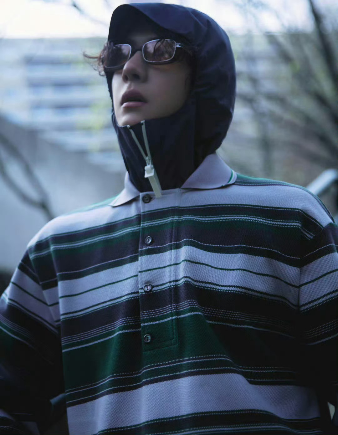 王一博 巴黎也有回南天潮男味儿十足   绿色横条纹一点不突兀  反而很时髦比例也