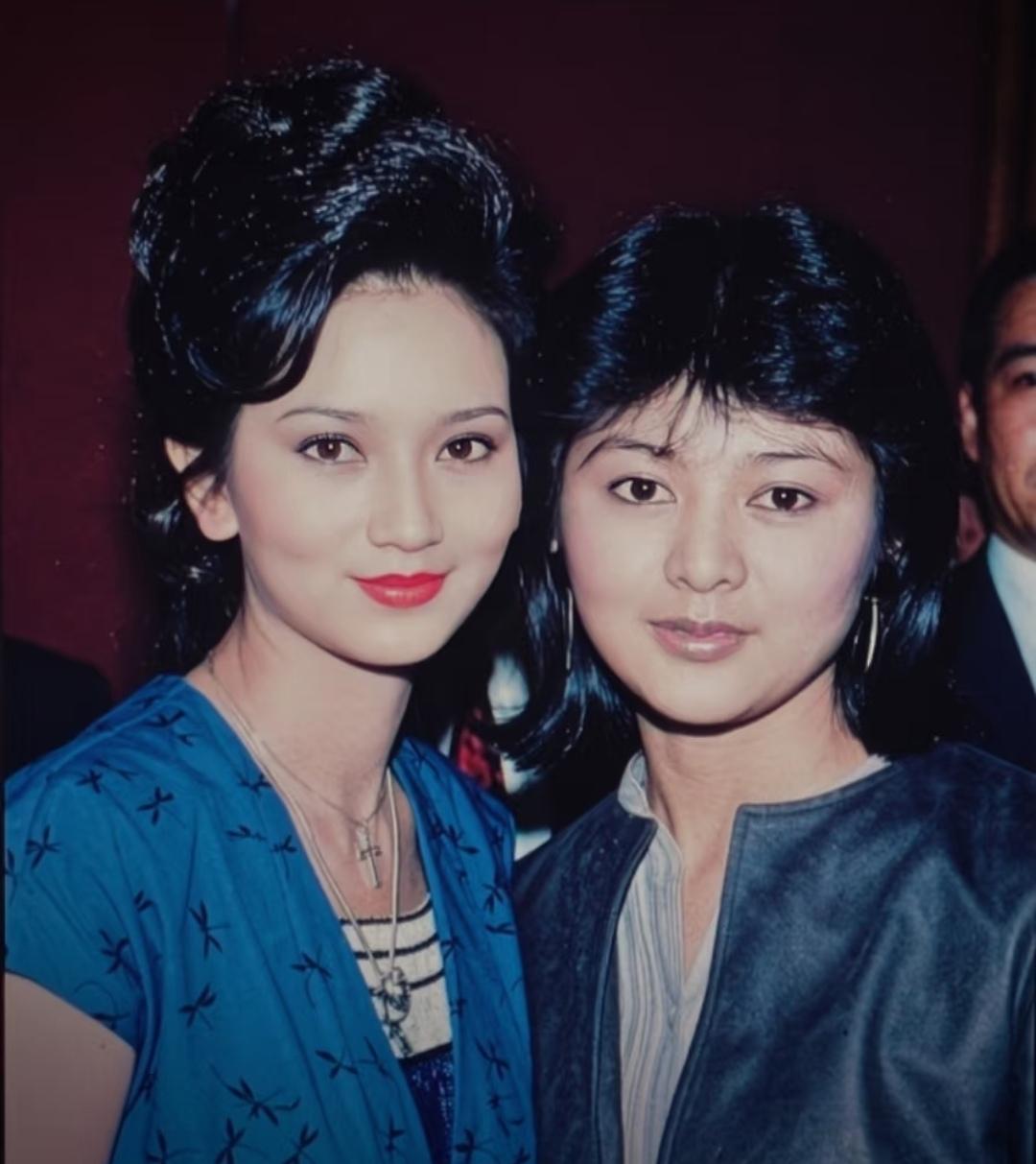 30岁的赵雅芝真的美到发光，一颦一笑自带温柔气质。旁边的女伴也温婉大方。没有滤镜