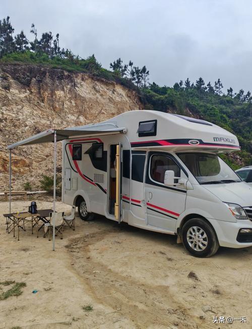 车轮上的诗和远方！房车露营真香还是踩坑？一篇讲透
 
家人们，最近房车露营火出圈