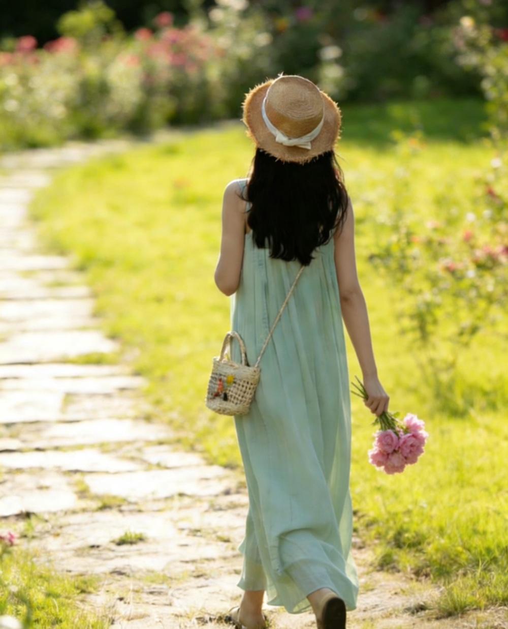 如果有人在这个时候找你，是真的在乎你。

张小娴说：当你想念一个人，会忍不住想听