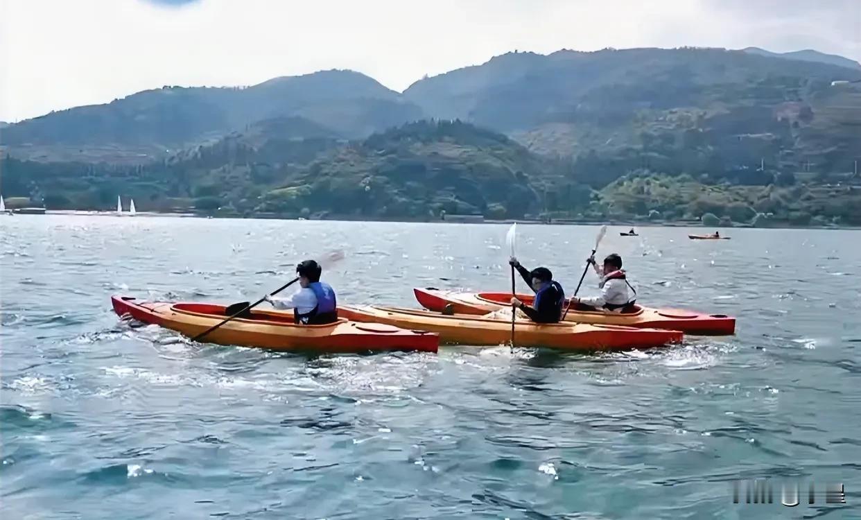 明天董宇辉的胳膊应该抬不起来了[偷笑]
他们今天下午在抚仙湖上玩皮划艇
碰到逆风