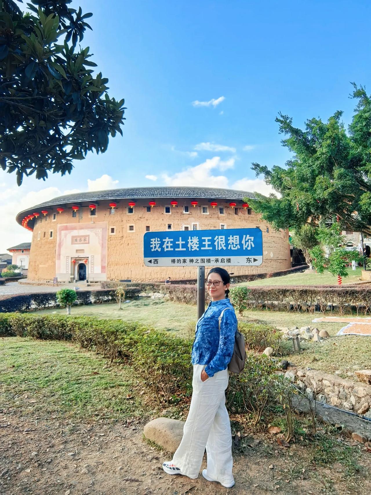 永定土楼，位于福建省西南部的龙岩市永定区，中国古建筑的一朵奇葩，永定土楼的设施布