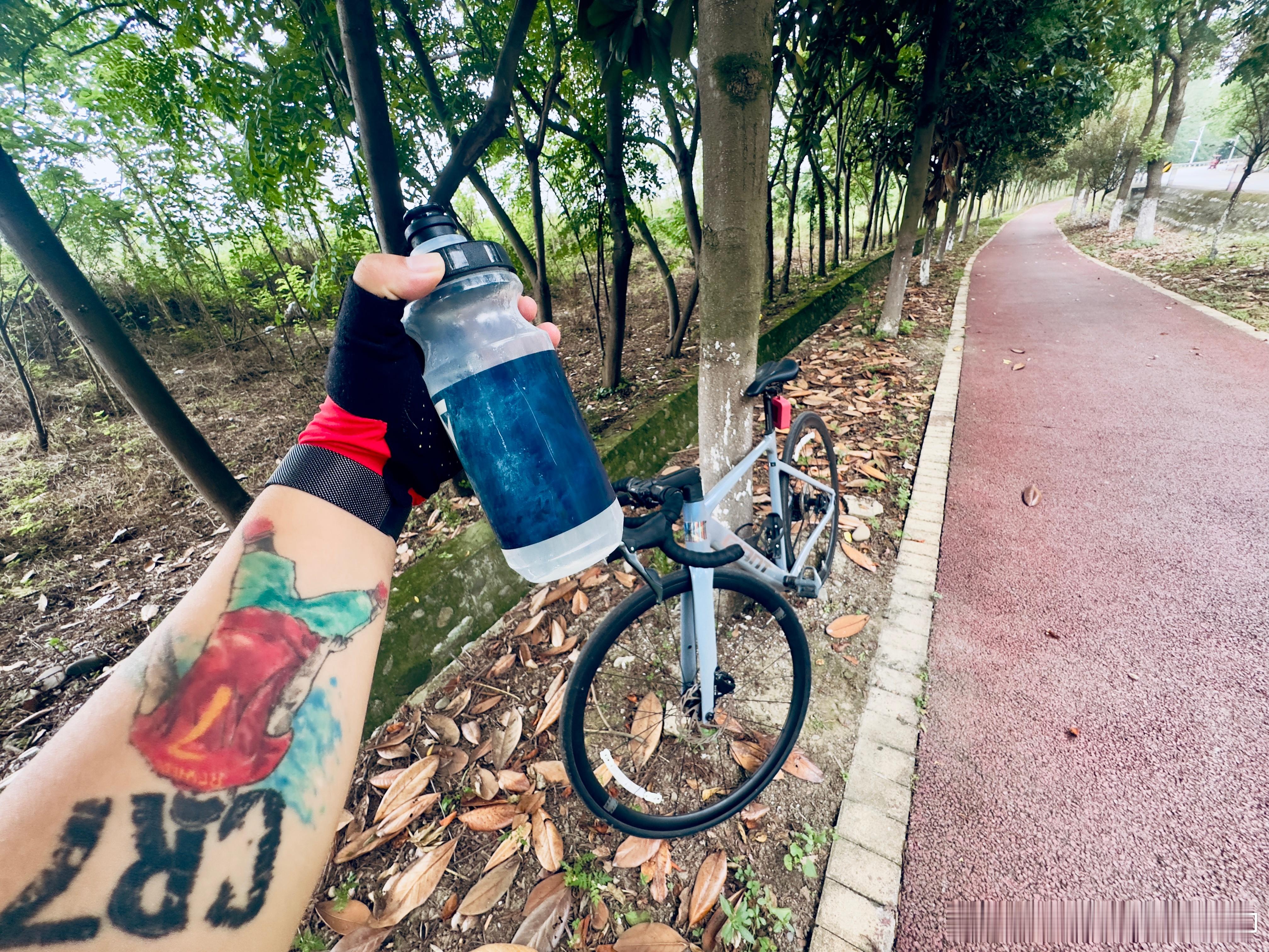 周末休闲养生骑，本来是计划骑进沿山公路30公里的，骑到半路有点落雨了，就返程咯[