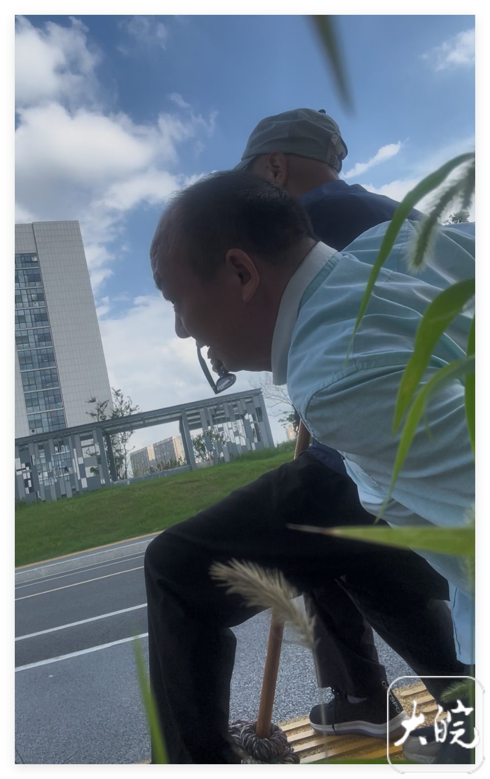 【#男子路边屈膝为陌生老人当板凳#：如果自家老人被人善待 心里会暖暖的】 “吃不
