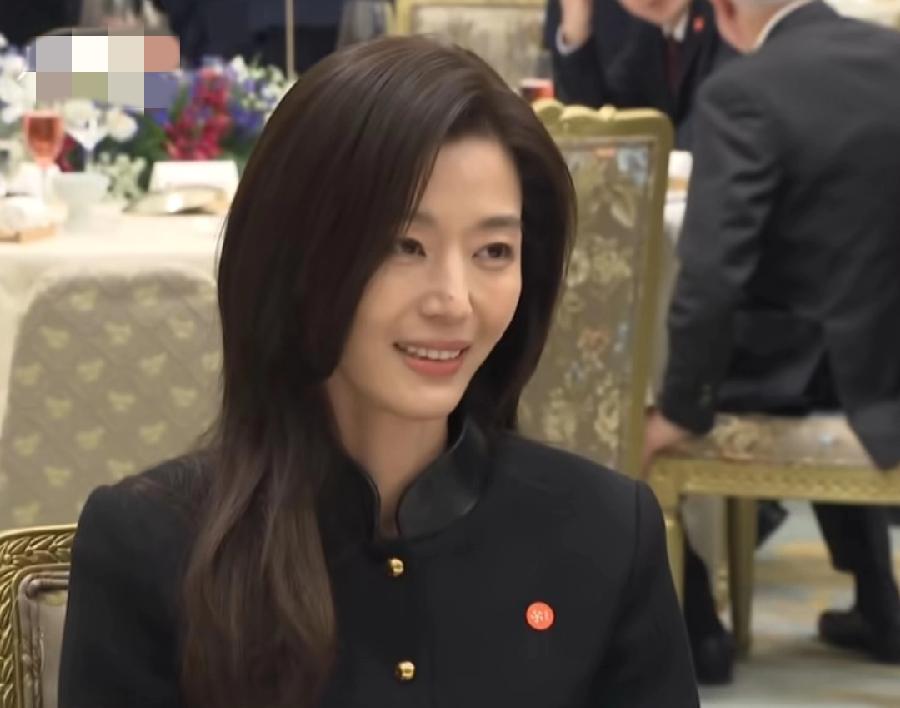 李在明欢迎马克龙国宴，这个女明星是谁？目测2、30岁，表情、举止特别含蓄温婉，典