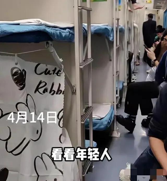 都省省心吧！
12306霸气回应卧铺挂帘。
事情的原因是，有两个年轻人在火车上下