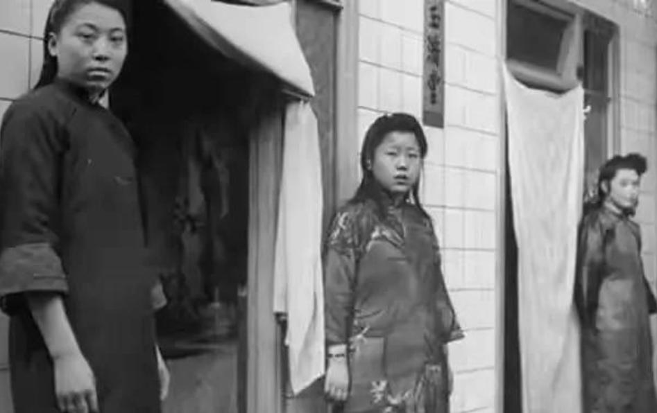1944 年，13 岁康素珍被诱骗进成都春熙妓院，刚到就被吊树上打，她逃了三回被