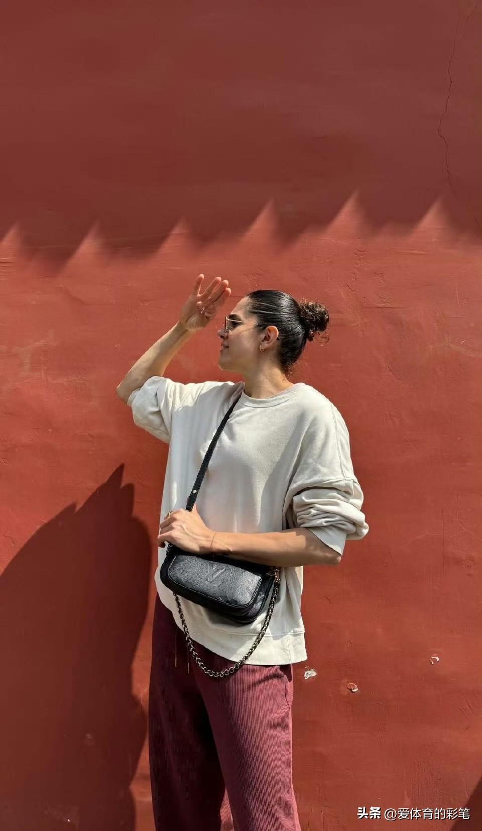 娜塔莉亚，笑哈哈地又回来了[呲牙]，这不，穿着时髦的杨艺，还做起肥娜和马丁的导游