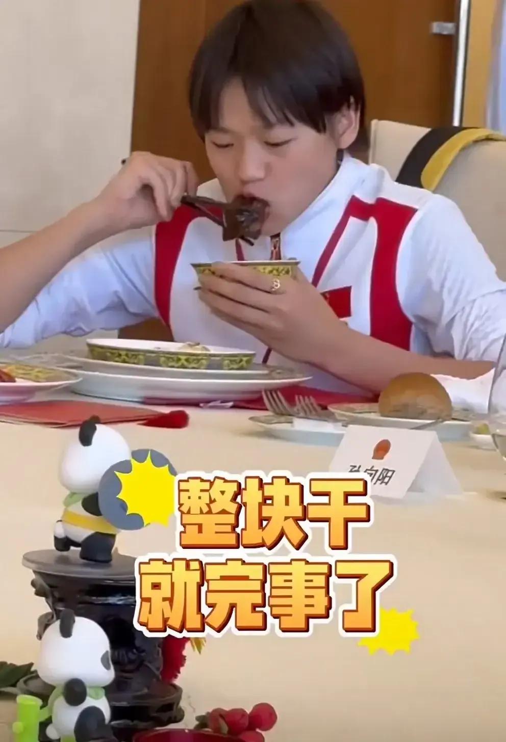 #全红婵吃牛排# 全红婵吃牛排吃出令人羡慕的姿态，看了就让人眼馋，其他人吃的是仪