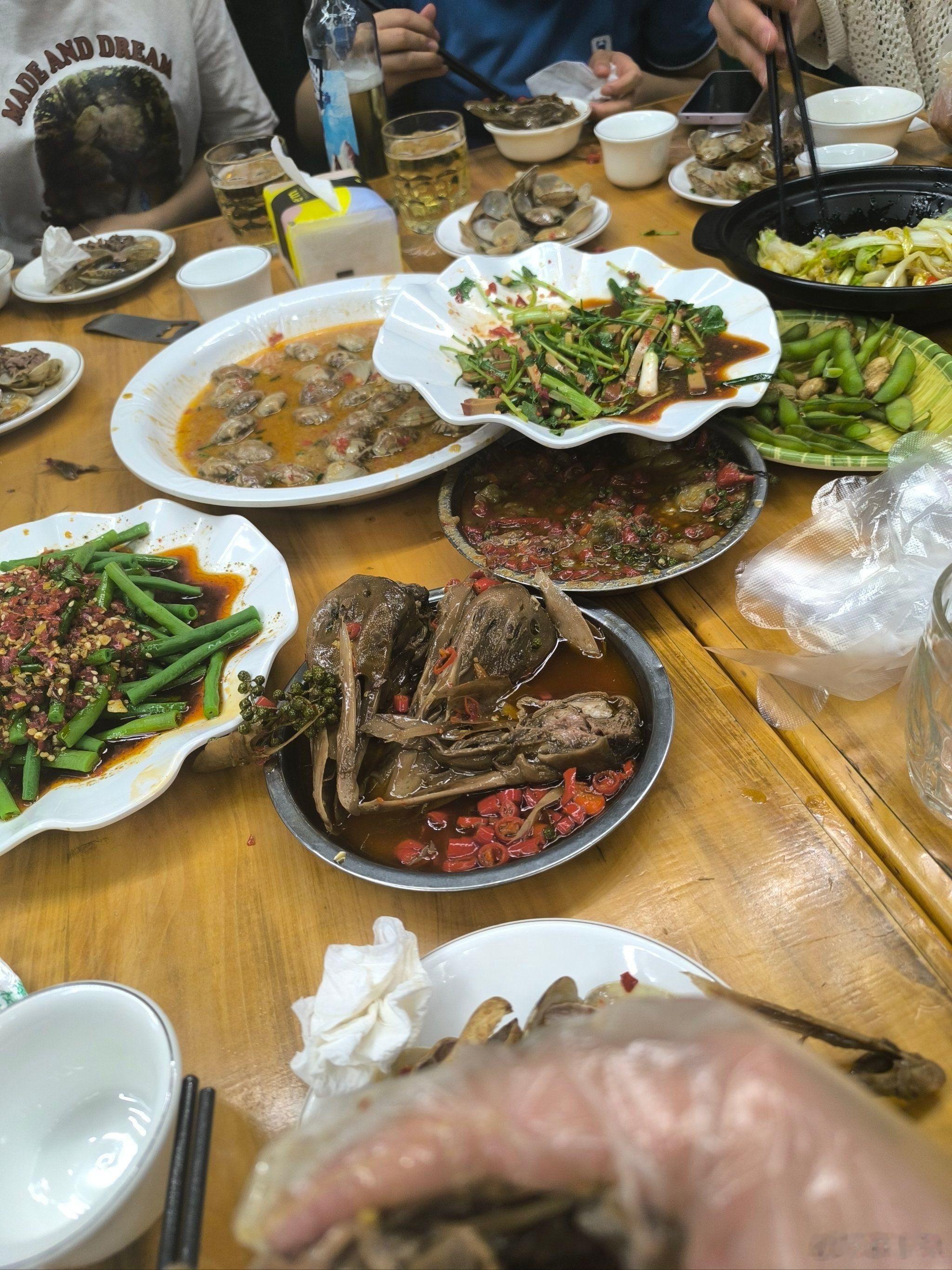 义乌请量产吧昨天跟义乌做电商的哥们吃饭，他给我漏了个今年最野的赚快钱路子——三步