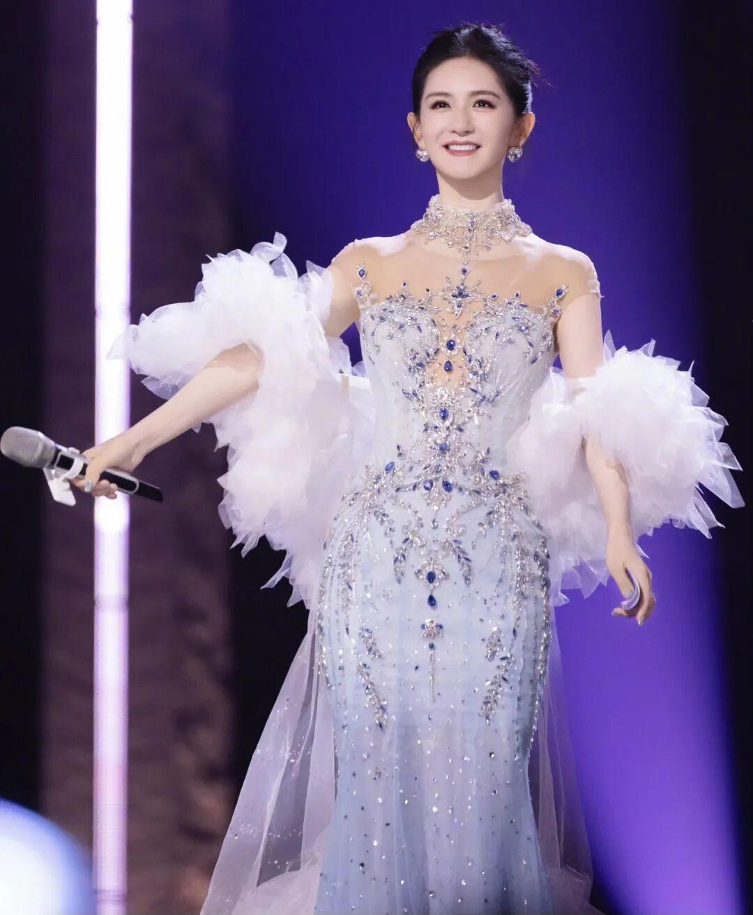 谢娜「快乐万岁 我们的青春」全国巡演福州场敲定啦！这个暑假相约福州，跟着谢娜尽情
