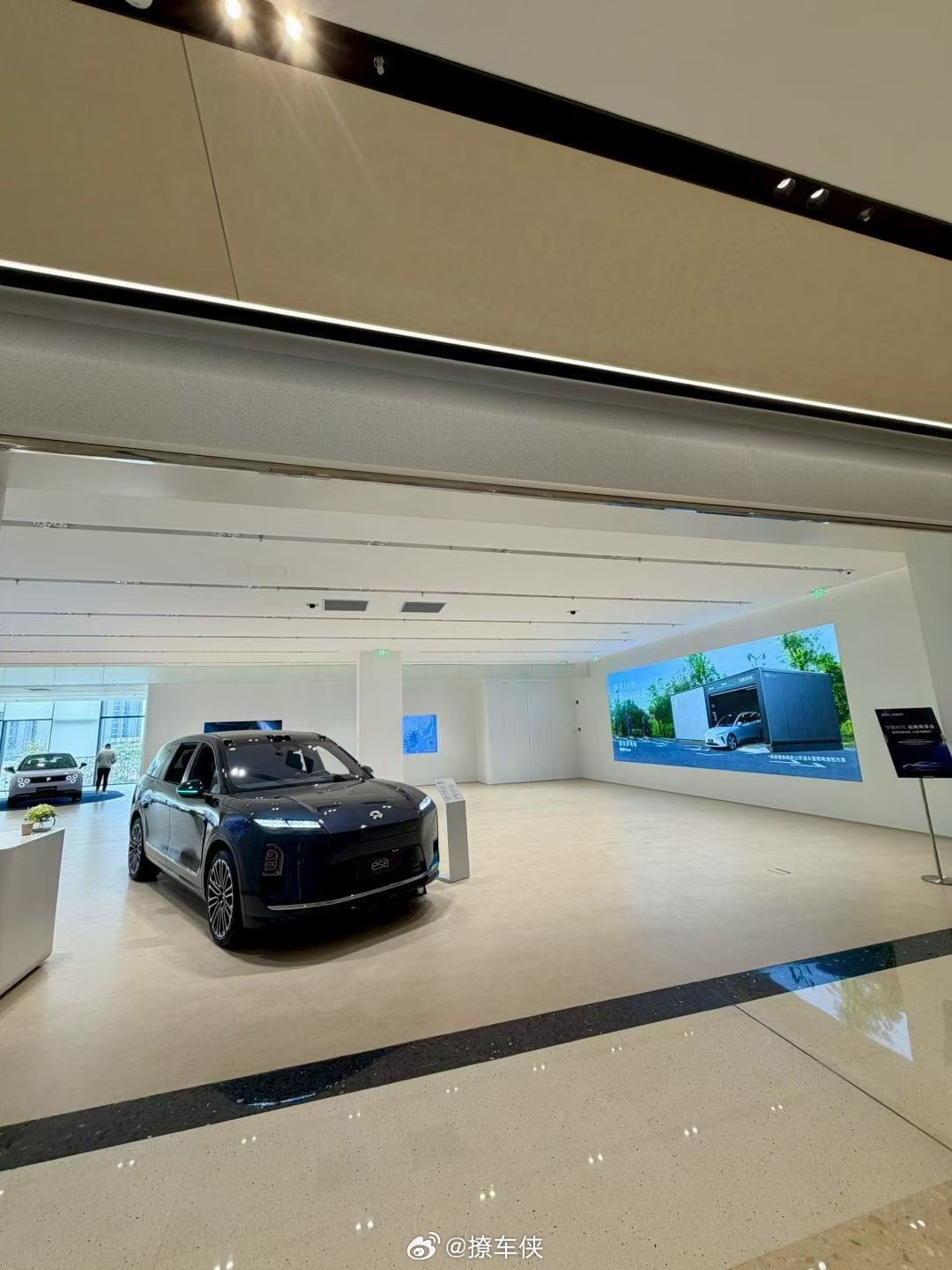 路过蔚来的展厅，这是都卖空了吗？蔚来