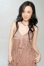 霍思燕是一个幸福的妻子和母亲。她与丈夫杜江的感情深厚，两人携手共度风雨，共同经营