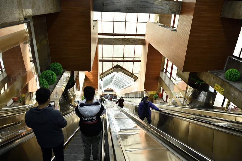 近日孟加拉国达卡市布拉克大学校园里出大事了！一部下行扶梯突然失控加速，那场面，数