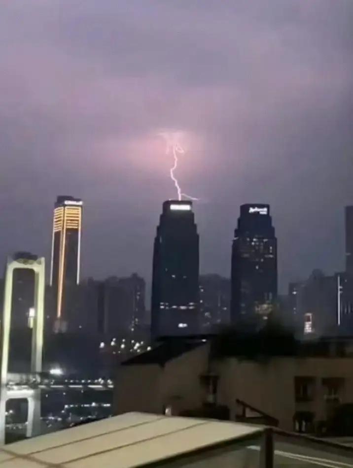 笑疯！时代峰峻被雷劈，全网都在猜：到底劈的是谁的气运
 
别人被雷劈是天灾，时代