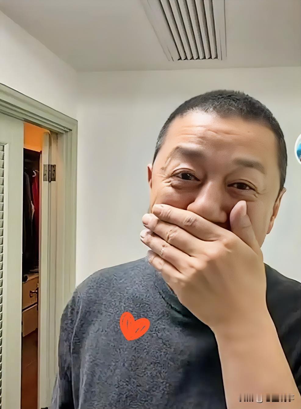 李亚鹏感动落泪了
李亚鹏称：前几天嫣然儿童医院在香港做了一个募款的活动，只募了4