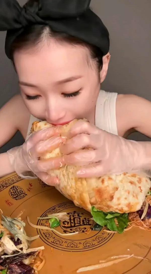 香脆酥饼饱口福，美味人间乐无边。#五仁莲蓉叉烧饼# #香脆，好吃实惠# #香甜可