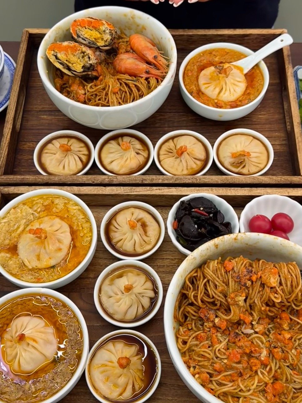 上海早餐时刻烟火气遇上足球热生煎汤包冒着热气，豆浆油条摆上桌，市井烟火氤氲街巷；