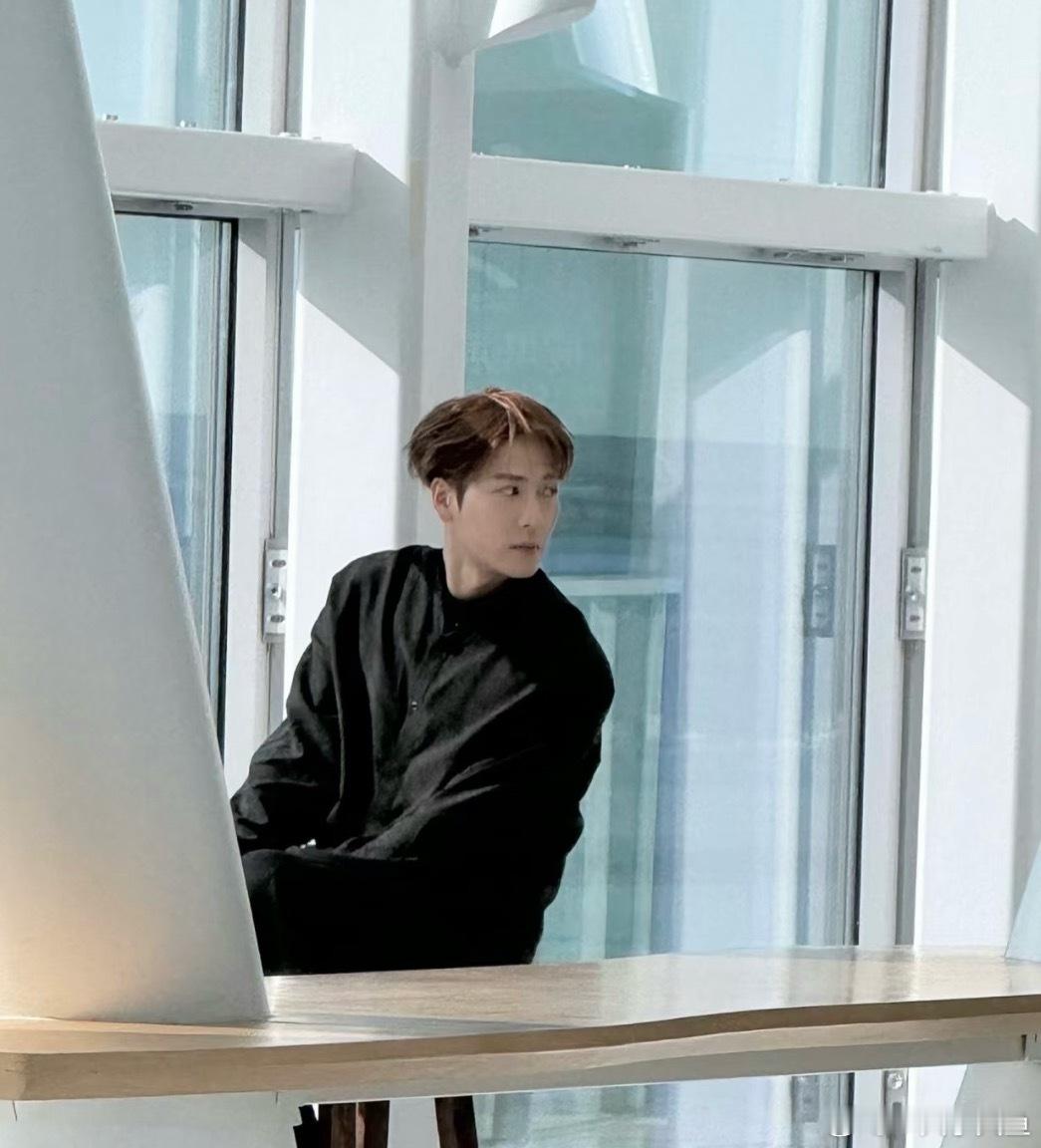 哇塞 哥哥今天也在机场拍摄耶王嘉尔