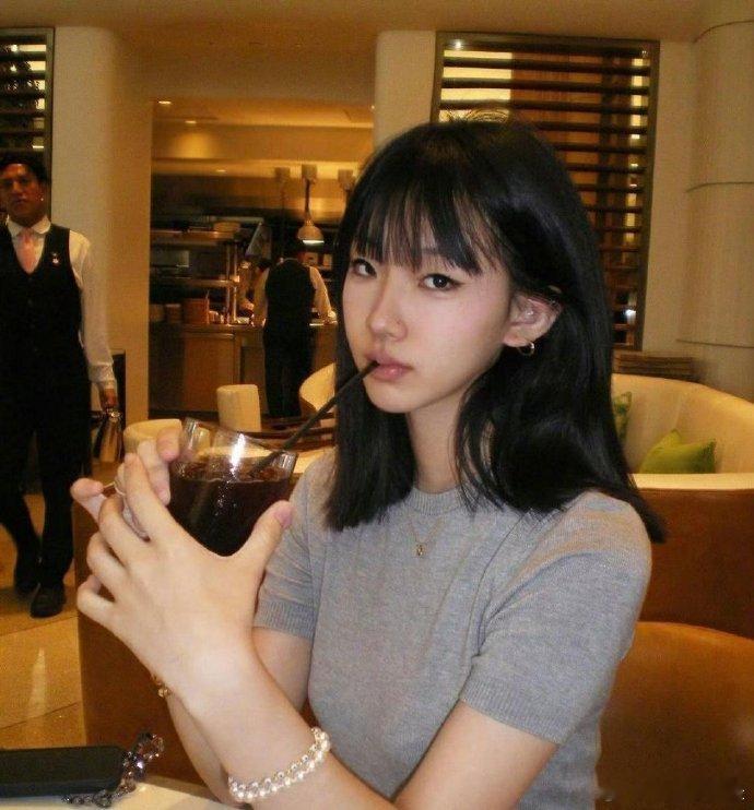 小s的大女儿的美丽渐渐显现出来了，就是年纪轻轻的为啥会有这种眼神 ​ ​​​